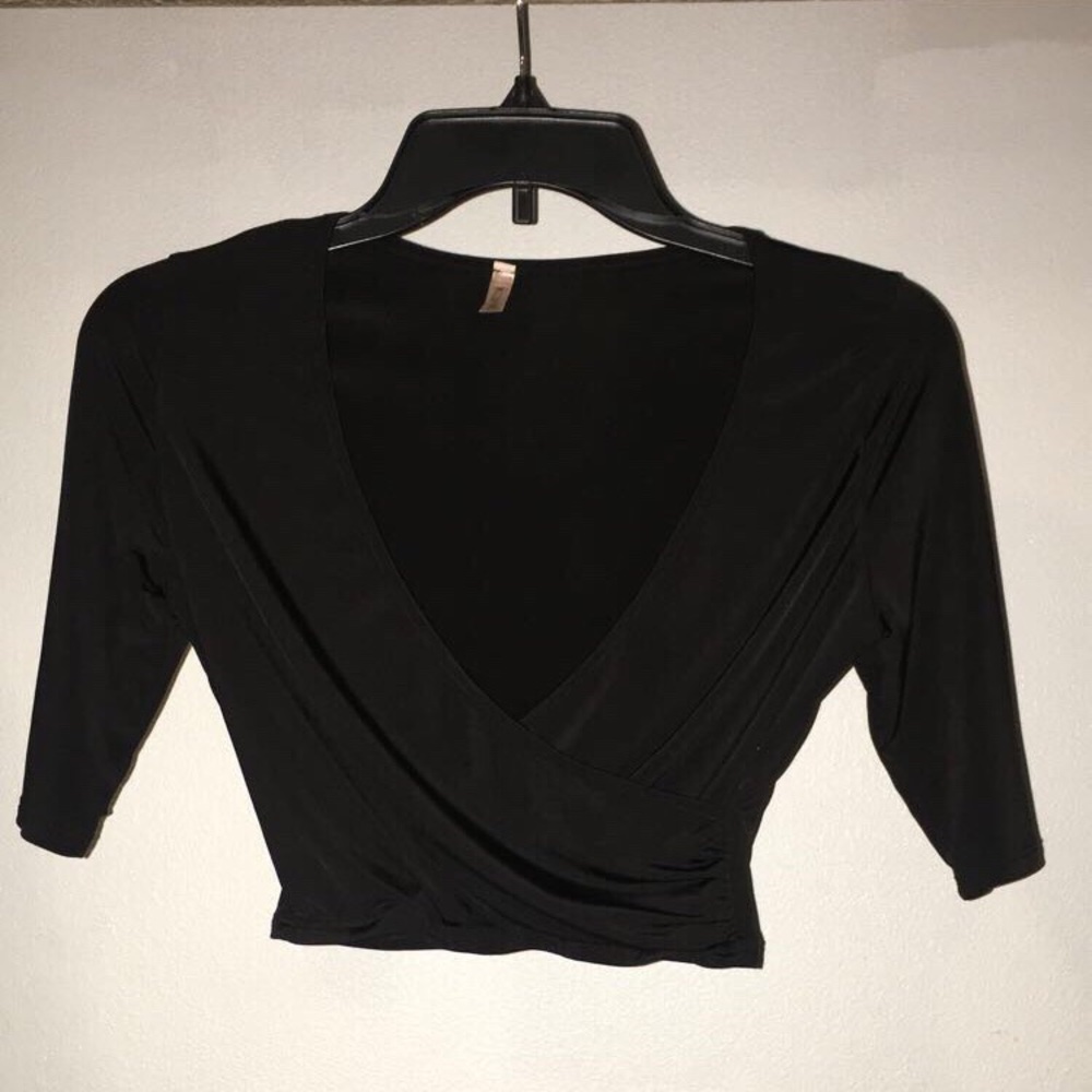 Cute black cropped top.